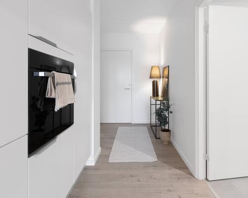 Velindrettet fireværelses lejlighed med et stort køkken-alrum og stue i ét, tre gode værelser, badeværelse, entré og egen altan/terrasse. Til boligen hører eget skur.