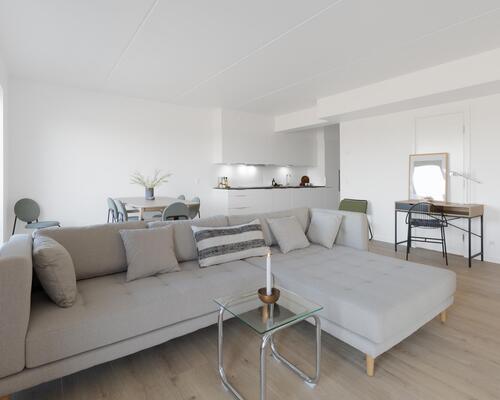 Velindrettet fireværelses lejlighed med et stort køkken-alrum og stue i ét, tre gode værelser, badeværelse, entré og egen altan/terrasse. Til boligen hører eget skur.