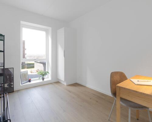 Velindrettet fireværelses lejlighed med et stort køkken-alrum og stue i ét, tre gode værelser, badeværelse, entré og egen altan/terrasse. Til boligen hører eget skur.