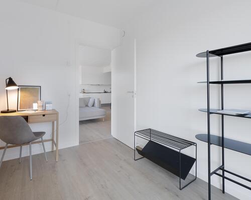 Velindrettet fireværelses lejlighed med et stort køkken-alrum og stue i ét, tre gode værelser, badeværelse, entré og egen altan/terrasse. Til boligen hører eget skur.