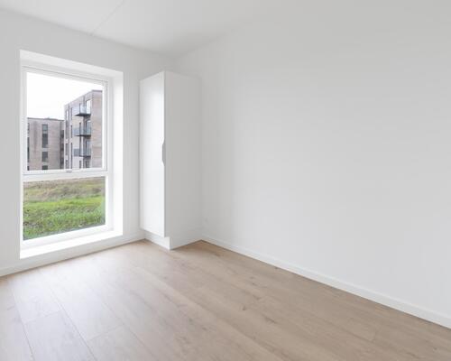 Velindrettet fireværelses lejlighed med et stort køkken-alrum og stue i ét, tre gode værelser, badeværelse, entré og egen altan/terrasse. Til boligen hører eget skur.