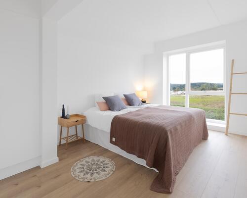 Velindrettet fireværelses lejlighed med et stort køkken-alrum og stue i ét, tre gode værelser, badeværelse, entré og egen altan/terrasse. Til boligen hører eget skur.
