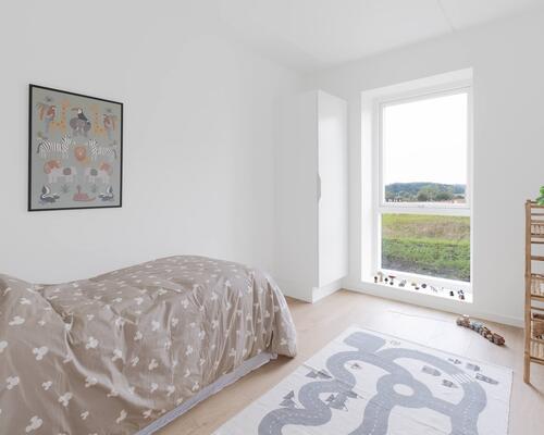 Velindrettet fireværelses lejlighed med et stort køkken-alrum og stue i ét, tre gode værelser, badeværelse, entré og egen altan/terrasse. Til boligen hører eget skur.