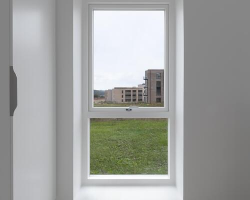 Velindrettet fireværelses lejlighed med et stort køkken-alrum og stue i ét, tre gode værelser, badeværelse, entré og egen altan/terrasse. Til boligen hører eget skur.