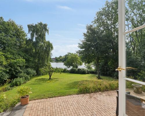 Villa direkte til Birkerød sø på hele 256 etagemeter | Birkerød