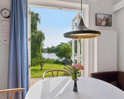 Villa direkte til Birkerød sø på hele 256 etagemeter | Birkerød