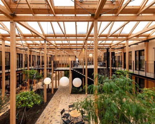 Lys toværelses bolig med egen terrasse