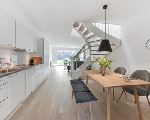 Nybygget rækkehus med moderne materialer
