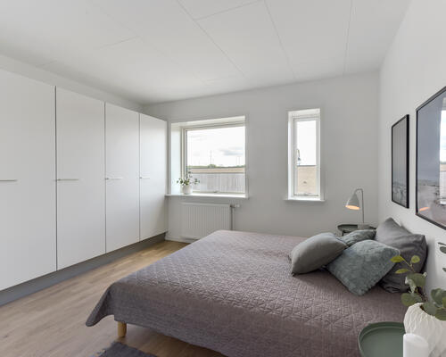 Nybygget rækkehus med moderne materialer