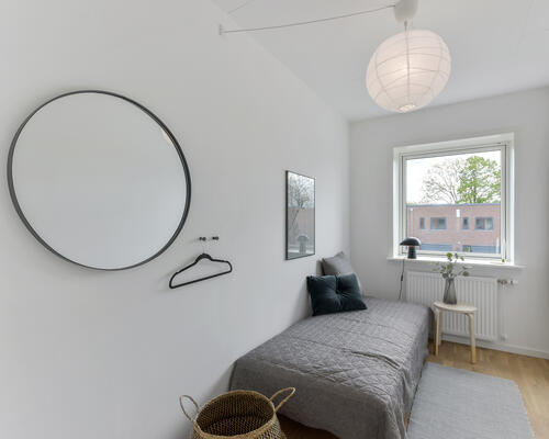 Nybygget rækkehus med moderne materialer
