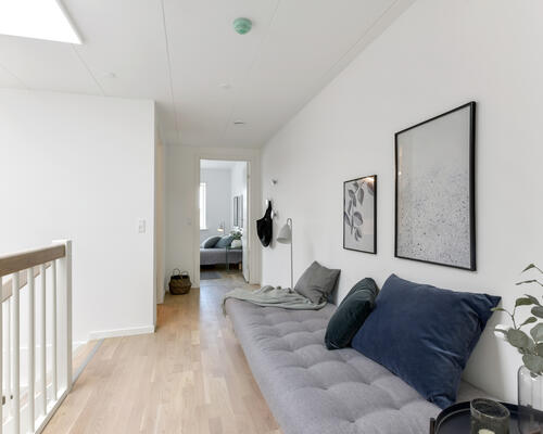 Nybygget rækkehus med moderne materialer