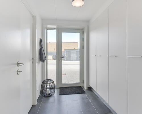 Nybygget rækkehus med moderne materialer