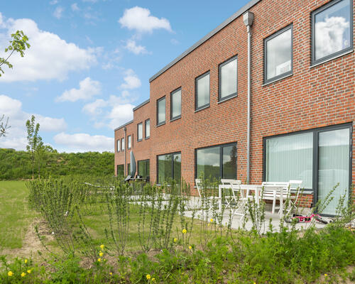 Nybygget rækkehus med moderne materialer