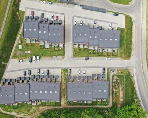 Nybygget rækkehus med moderne materialer