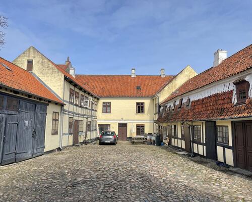Stor lejlighed i charmerende ejendom i Rudkøbing centrum