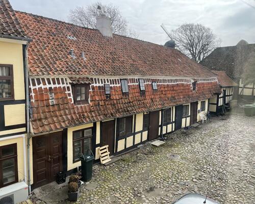 Stor lejlighed i charmerende ejendom i Rudkøbing centrum
