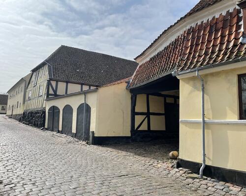 Stor lejlighed i charmerende ejendom i Rudkøbing centrum