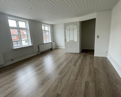 Stor lejlighed i charmerende ejendom i Rudkøbing centrum