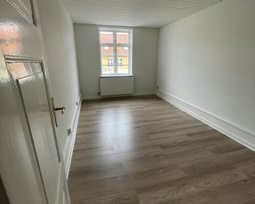 Stor lejlighed i charmerende ejendom i Rudkøbing centrum