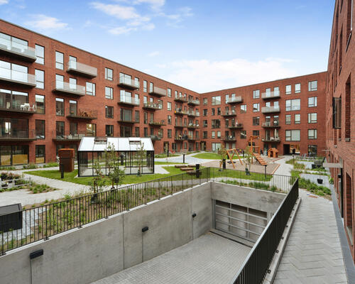 Lys og moderne 3-værelses lejlighed med altan i grønne omgivelser