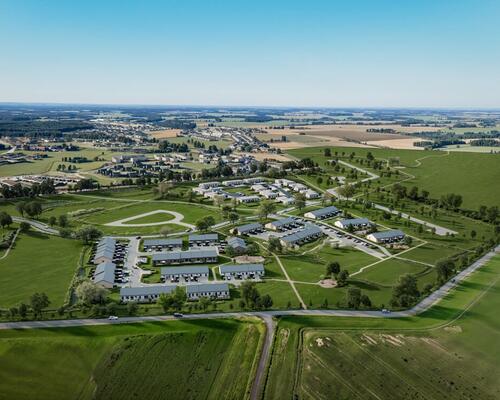Stort 4-værelses dobbelthus med en skøn køkkenø og alt i hårde hvidevarer. Obs. alle billeder og plantegninger er vejledende. Denne bolig er spejlvendt ift. plantegningen.