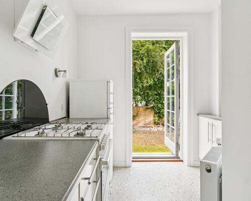 Lys lejlighed i smuk ejendom | København S.