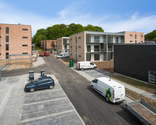 Stor og lys stue lejlighed i Høiriisparken