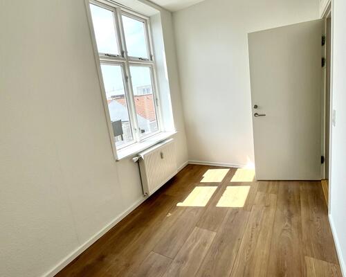 KUN 2 MÅNEDERS DEPOSITUM! Delevenlig 3'er med nyere køkken og bad