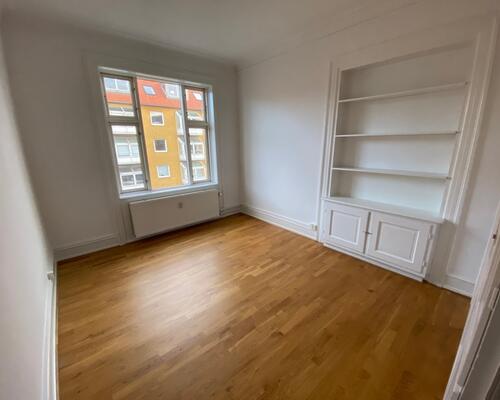 Istandsat og indflytningsklar lejlighed i Valby – ledig fra 1. oktober