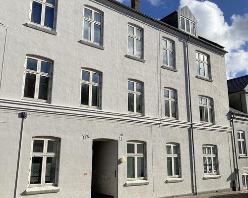 Flot højloftet lejlighed i Søndergade