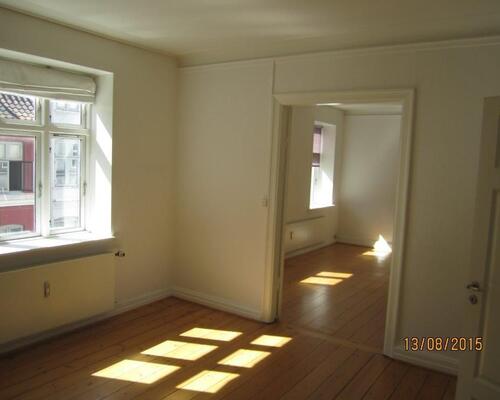 Flot højloftet lejlighed i Søndergade