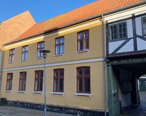 Stor 8 værelses lejlighed centralt i Assens