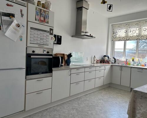 Lys og rummelig 2-værelses lejlighed midt i Tønder – hele 102 m²