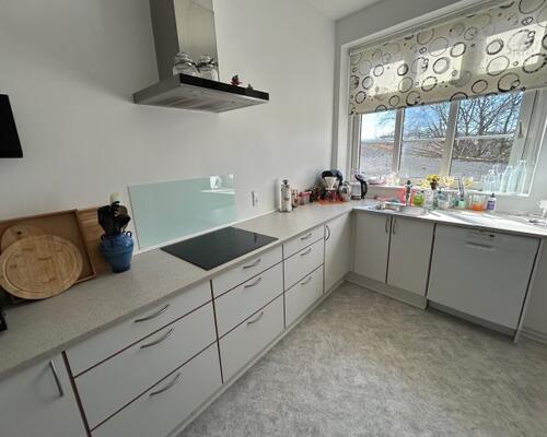 Lys og rummelig 2-værelses lejlighed midt i Tønder – hele 102 m²
