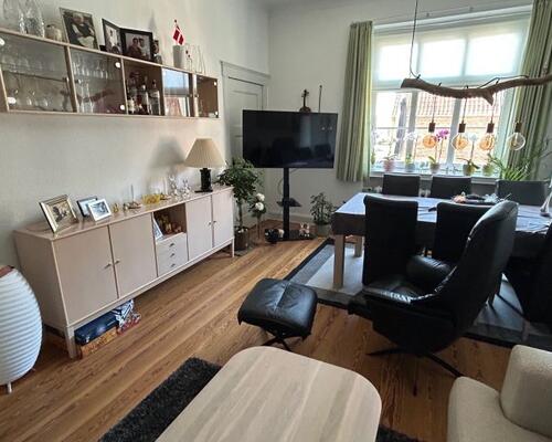 Lys og rummelig 2-værelses lejlighed midt i Tønder – hele 102 m²
