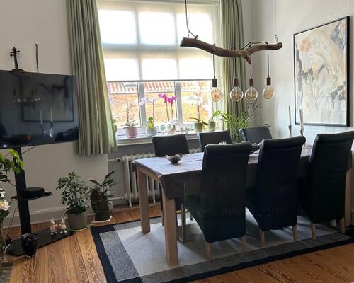 Lys og rummelig 2-værelses lejlighed midt i Tønder – hele 102 m²