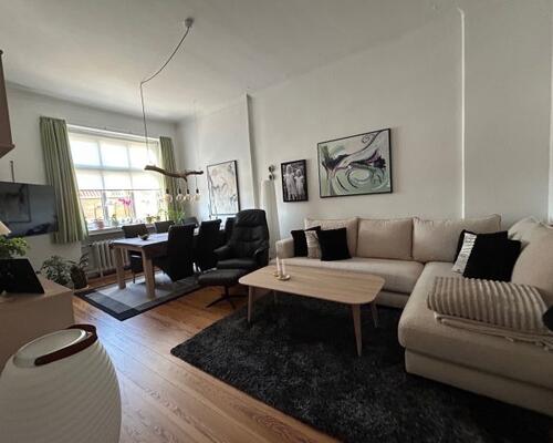 Lys og rummelig 2-værelses lejlighed midt i Tønder – hele 102 m²