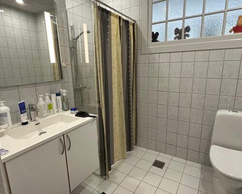 Lys og rummelig 2-værelses lejlighed midt i Tønder – hele 102 m²