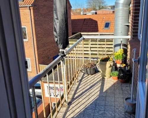 Lys og rummelig 2-værelses lejlighed midt i Tønder – hele 102 m²