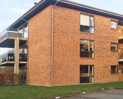 Skøn 4-værelses lejlighed i stueplan
