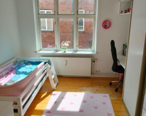 Flot 5. værelses lejlighed med masser af detaljer