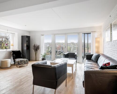 Dejligt møbleret halvt dobbelthus med 4 soveværelser udlejes i kortere perioder 1-6 mdr.