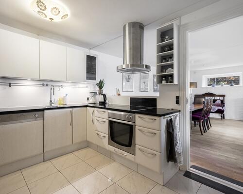 Dejligt møbleret halvt dobbelthus med 4 soveværelser udlejes i kortere perioder 1-6 mdr.