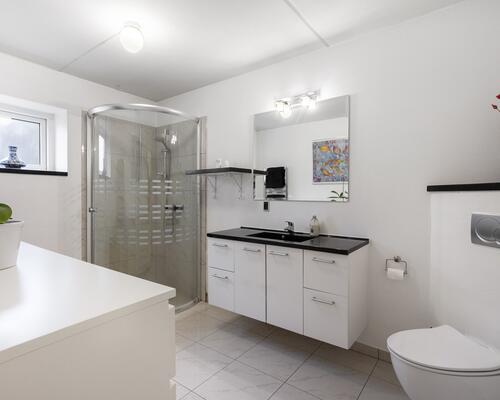 Dejligt møbleret halvt dobbelthus med 4 soveværelser udlejes i kortere perioder 1-6 mdr.