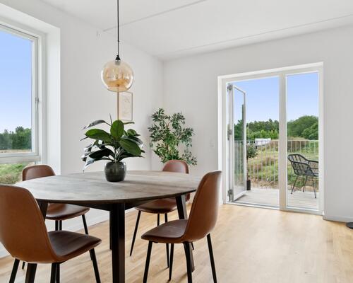 Skøn 4-værelses med træterrasse og have