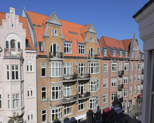 Smuk herskabslejlighed med 2 altaner