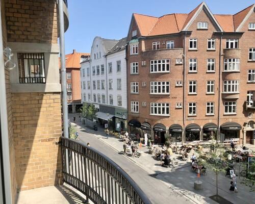 Smuk herskabslejlighed med 2 altaner
