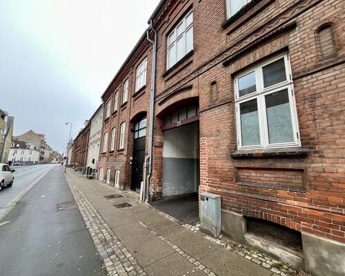 TOTALRENOVERET, hyggelig lejlighed - central men rolig beliggenhed, tilbagetrukket fra vejen