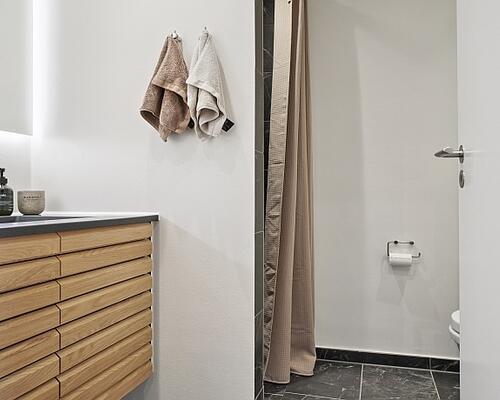 Attraktivt beliggende lækker luksuslejlighed med altan/egen terrasse og privat parkeringsplads i p-kælder - skøn, fri udsigt til sø og fælles have med legeplads - tæt ved alt