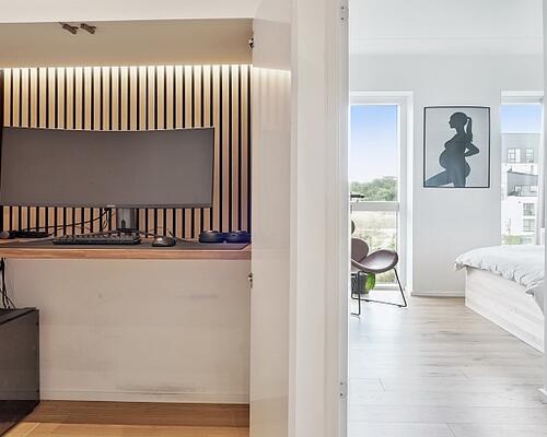 Attraktivt beliggende lækker luksuslejlighed med altan/egen terrasse og privat parkeringsplads i p-kælder - skøn, fri udsigt til sø og fælles have med legeplads - tæt ved alt
